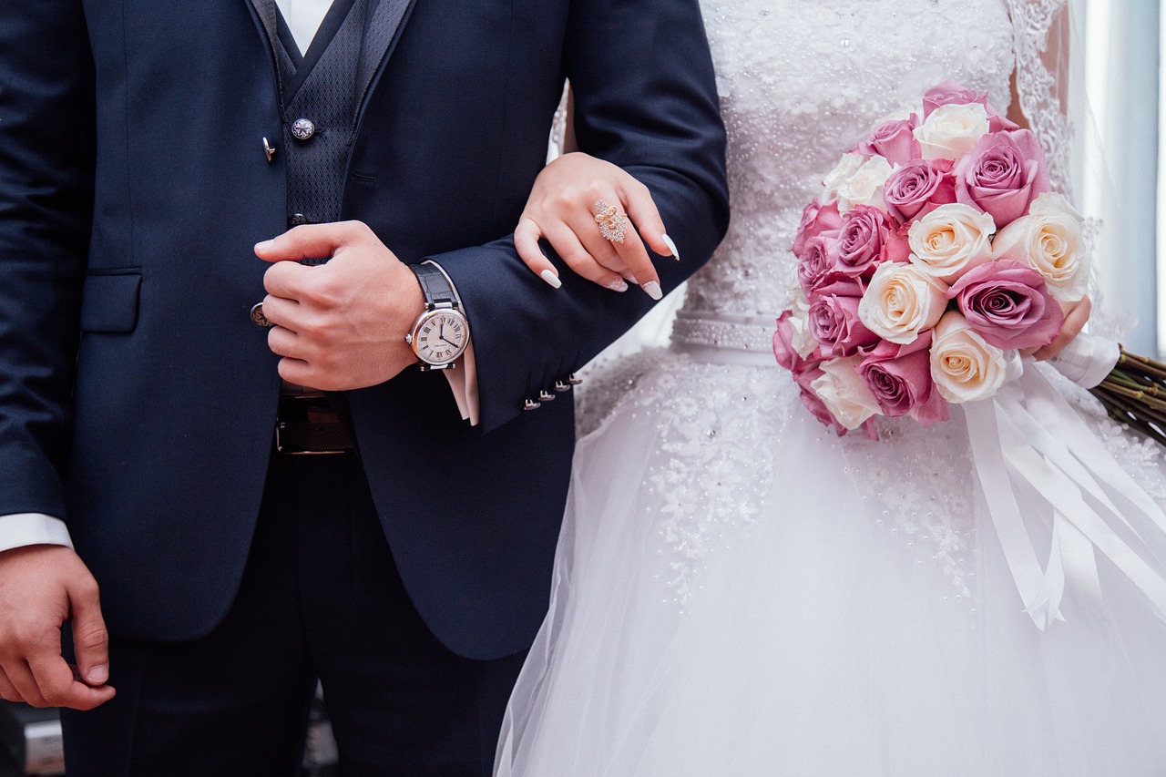 Heiratendes Ehepaar in Hochzeitkleid und Anzug